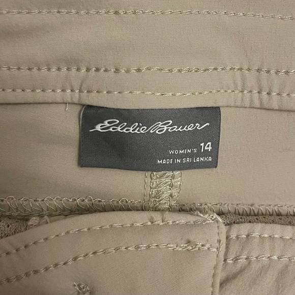 Eddie Bauer Women's Comfortable Stretch Khaki Cargo Shorts Size 14 - Picture 8 of 9